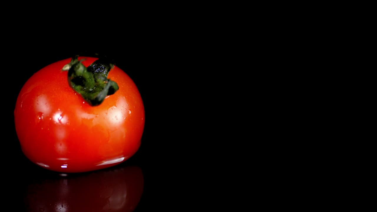 테이블 위에 회전하는 익은 토마토.