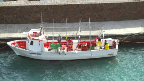 barco de pesca italiano atracado en el muelle tiro de ángulo alto, isla lipari, sicilia