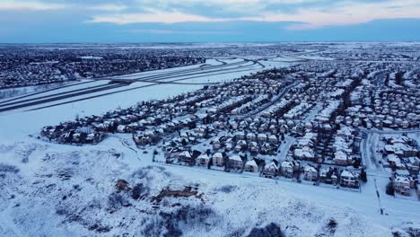 Experimente-La-Tranquilidad-De-Una-Noche-De-Invierno-Con-Este-Video-Aéreo-De-Una-Comunidad-Nevada-Al-Atardecer