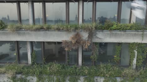 Luftdrohnenaufnahme-Krakau-Polen-Verlassene-Sowjetische-Brutalistische-Struktur-Hala-Forum-Bei-Sonnenaufgang