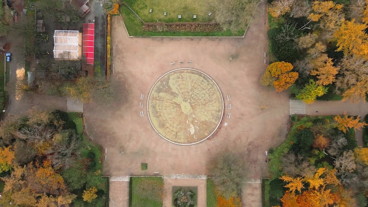 Una cuenca de agua vacía y redonda en un gran parque urbano, Hamburgo, Alemania, Europa, dron.