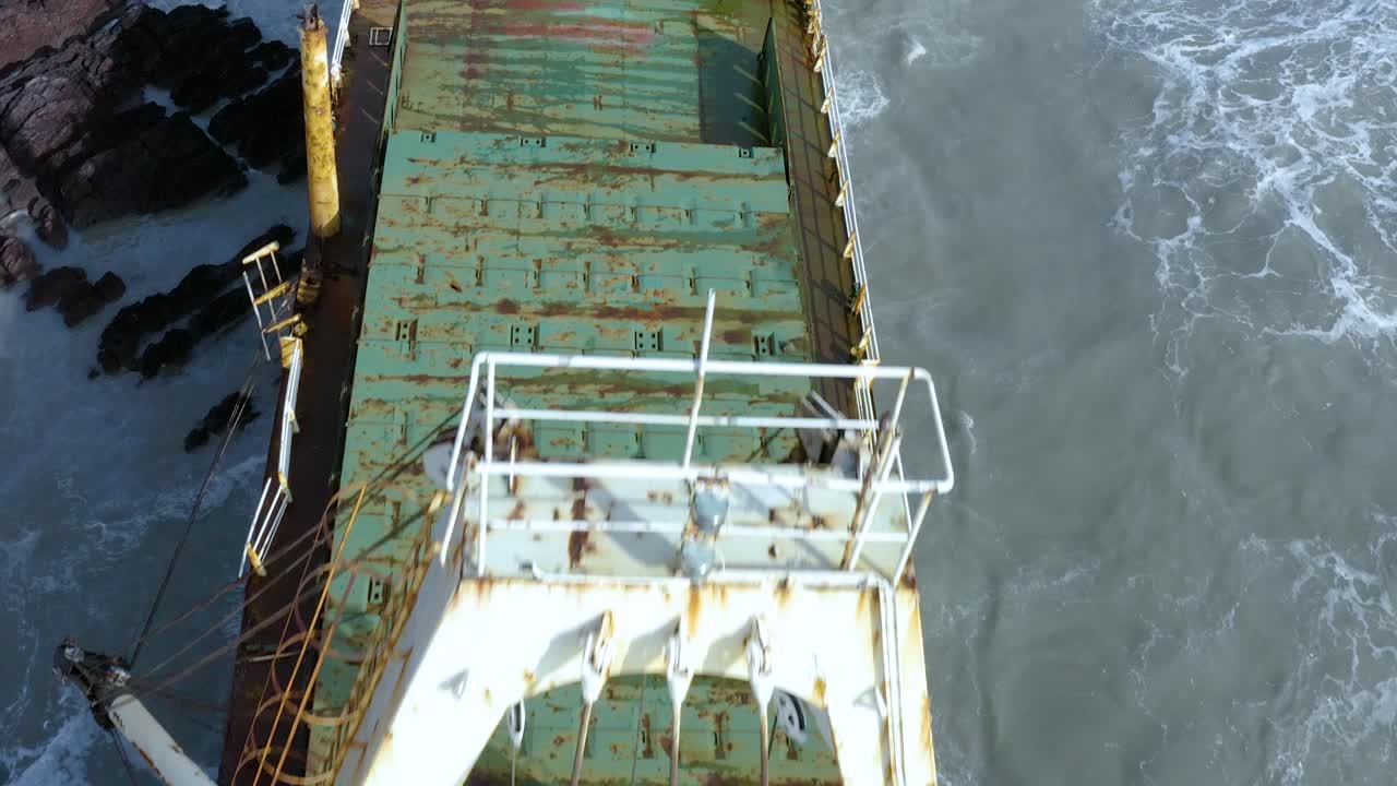 아일랜드 남부 해안의 버려진 난파선 상공 비행