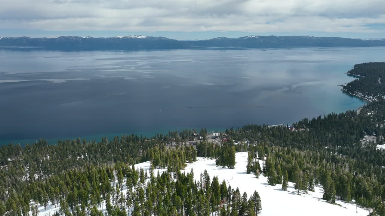 Vista aerea sopra il nevoso Homewood Mountain Resort sull'Ellis Peak al Lago Tahoe.