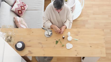 Mujer-Goteando-Producto-Cosmético-En-La-Mano