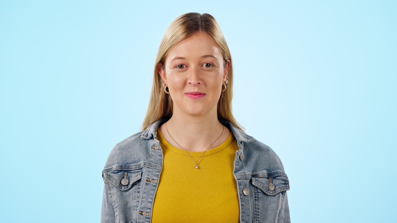 mujer feliz, cara y mente soplada en el estudio