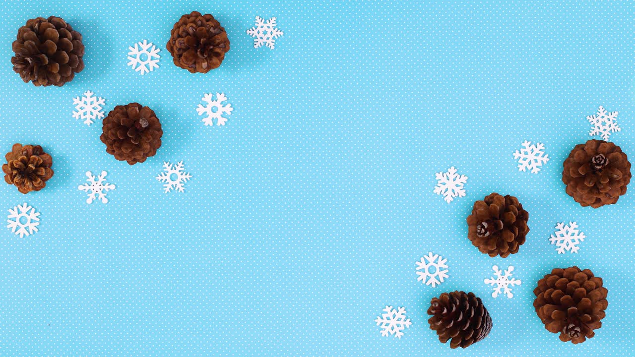 los conos de pino y los copos de nieve aparecen en las esquinas izquierda y derecha del tema azul.