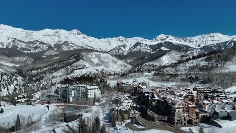 Luftaufnahme-Der-Schneebedeckten-Felsigen-Berge-Mit-Dem-Telluride-Skigebiet-Am-Fuße-Der-Pisten