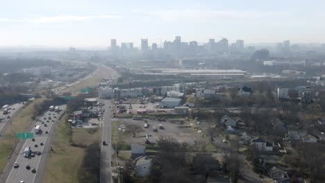 Nashville,-Tennessee-Skyline-Weitwinkelaufnahme-Mit-Seitwärts-Fließendem-Autobahnverkehr