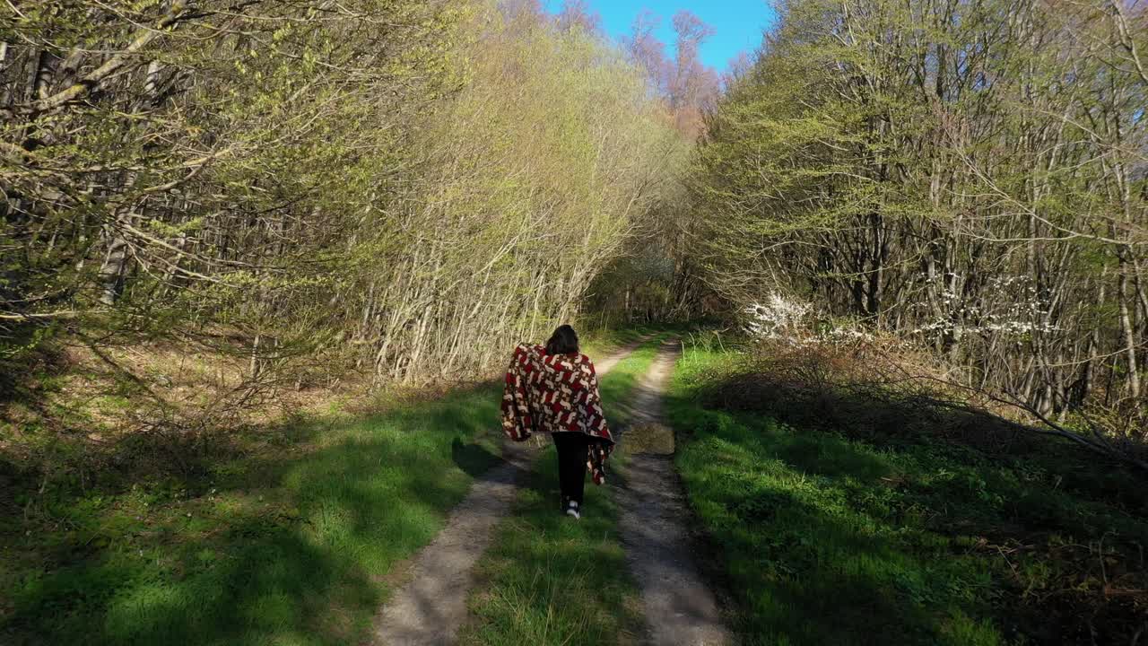 niña caminando por un sendero forestal con árboles durante el día cerca de tbilisi en georgia