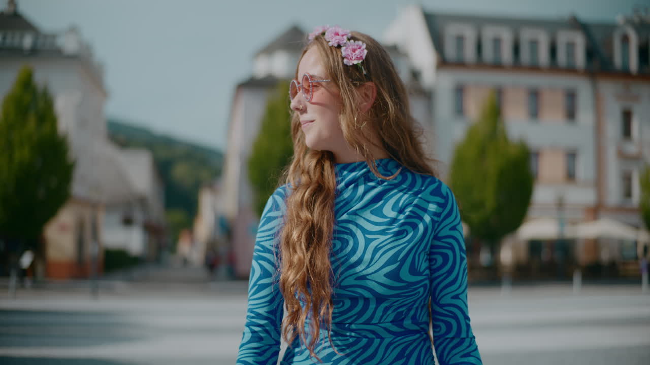 도시 광장에서 세련된 70년대 의상을 입은 여성