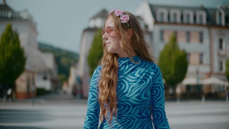 woman in stylish 70s outfit in a city square