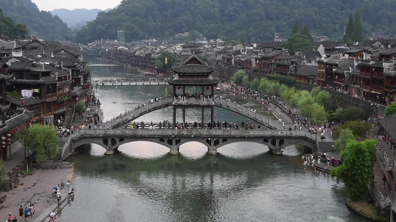 Com vista para a Cidade Antiga de Fenghuang, na Província de Hunan, China, esta vista deslumbrante destaca o encanto histórico da cidade com arquitetura chinesa tradicional, casas sobre palafitas e ruas de paralelepípedos.