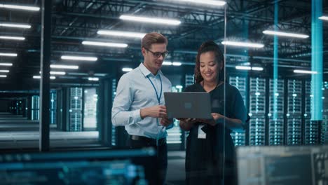 servidor de un gran centro de datos diverso: empresario de negocios electrónicos y especialista en ti hablan, usan portátiles. ingeniero de tecnología de la información y administrador de sistemas hacen soluciones en la nube, análisis de servidores, seguridad cibernética