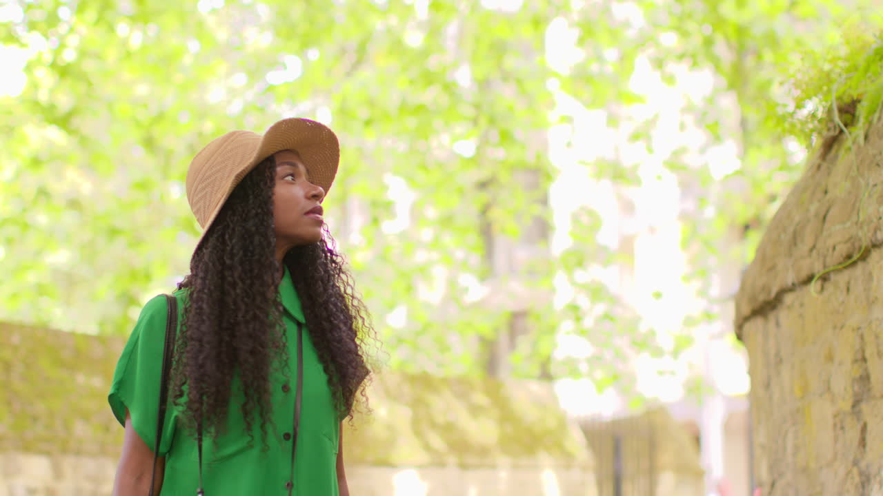 turista con cámara en vacaciones en oxford, r uk explorando la calle de la ciudad caminando a lo largo del pasaje de cordero y bandera hacia la cámara 4