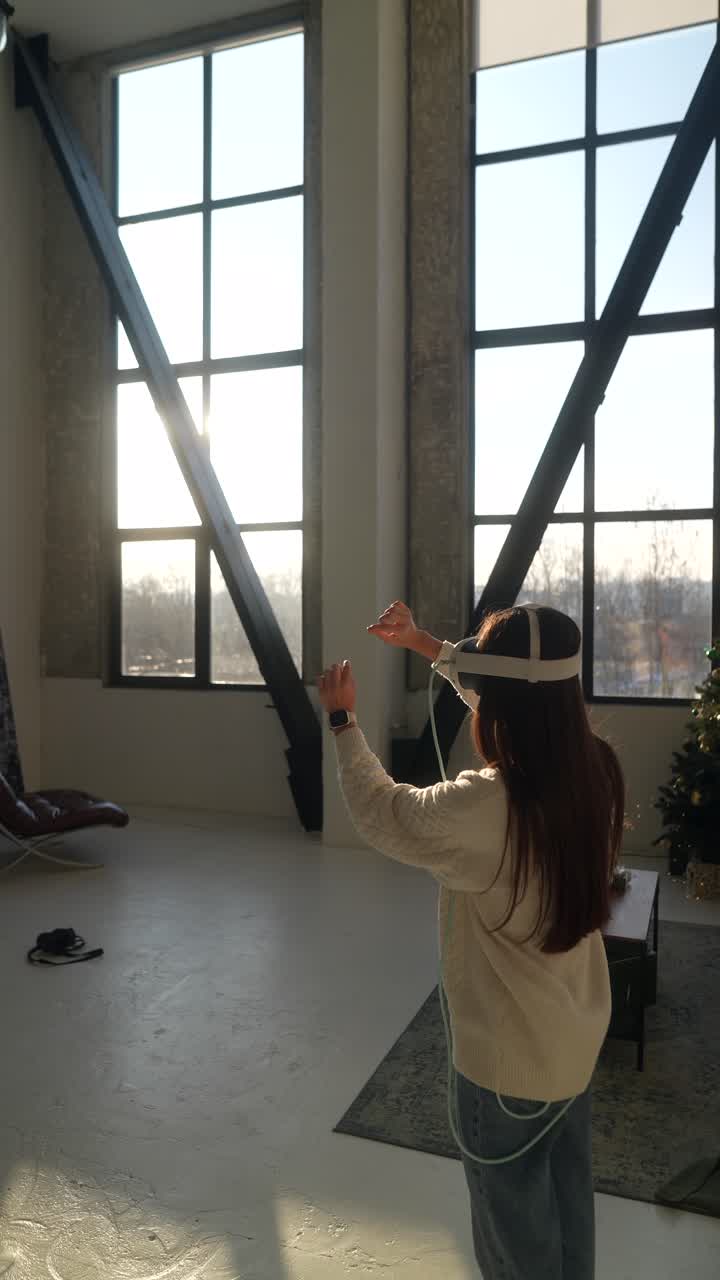 현대적인 거실에서 vr을 경험하는 여성