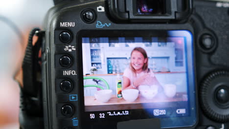 chica joven grabando vlog en casa mostrando cómo hacer slime