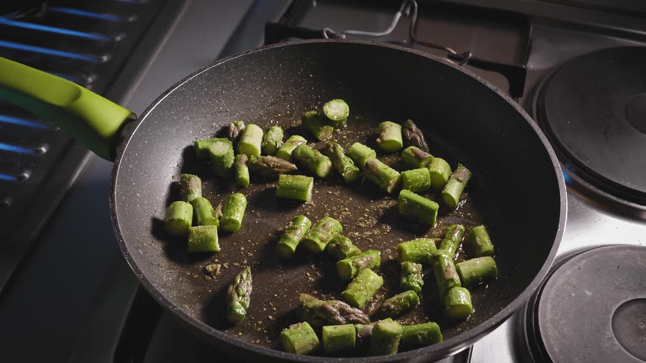 아스파라거스를 잘게 썰어 프라이팬에 볶아주세요