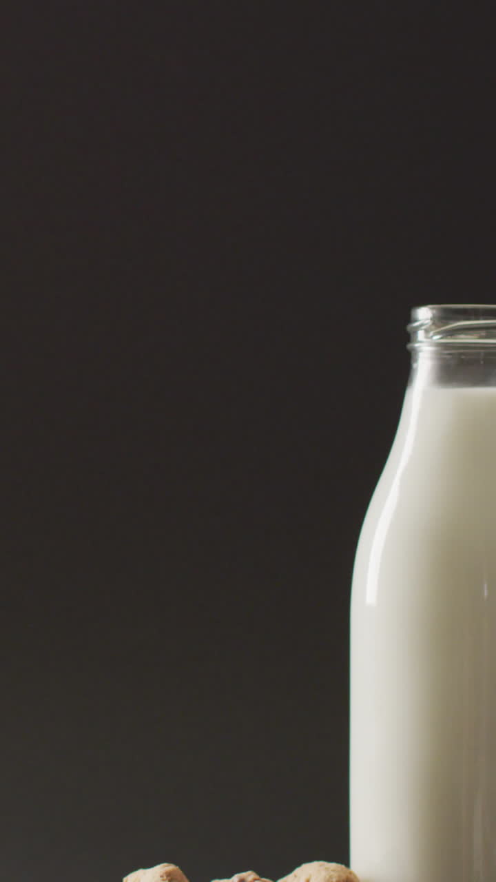 video de galletas con chocolate y leche en fondo oscuro
