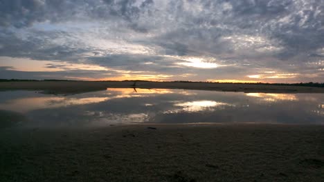 El-Amanecer-De-Un-Nuevo-Día-Arroja-Un-Tono-Rosado-En-El-Cielo-Matutino-En-Perú