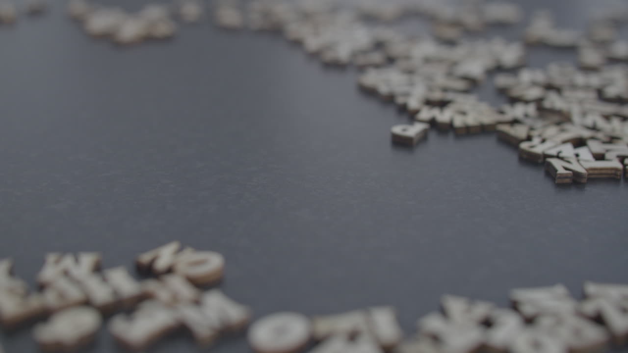 letras de vista estática en una mesa con la palabra el plan, y luego en un momento cada letra en el caos