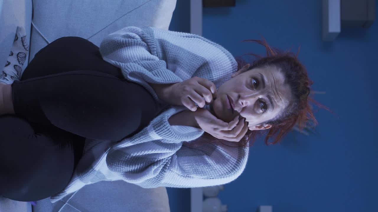 el video vertical de una mujer mentalmente enferma tiene miedo.