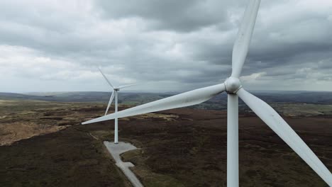 Nahaufnahme-Eines-Drohnenvideos-Aus-Der-Luft-Eines-Windparks-Und-Großer-Windkraftanlagen,-Die-Sich-Im-Wind-Drehen