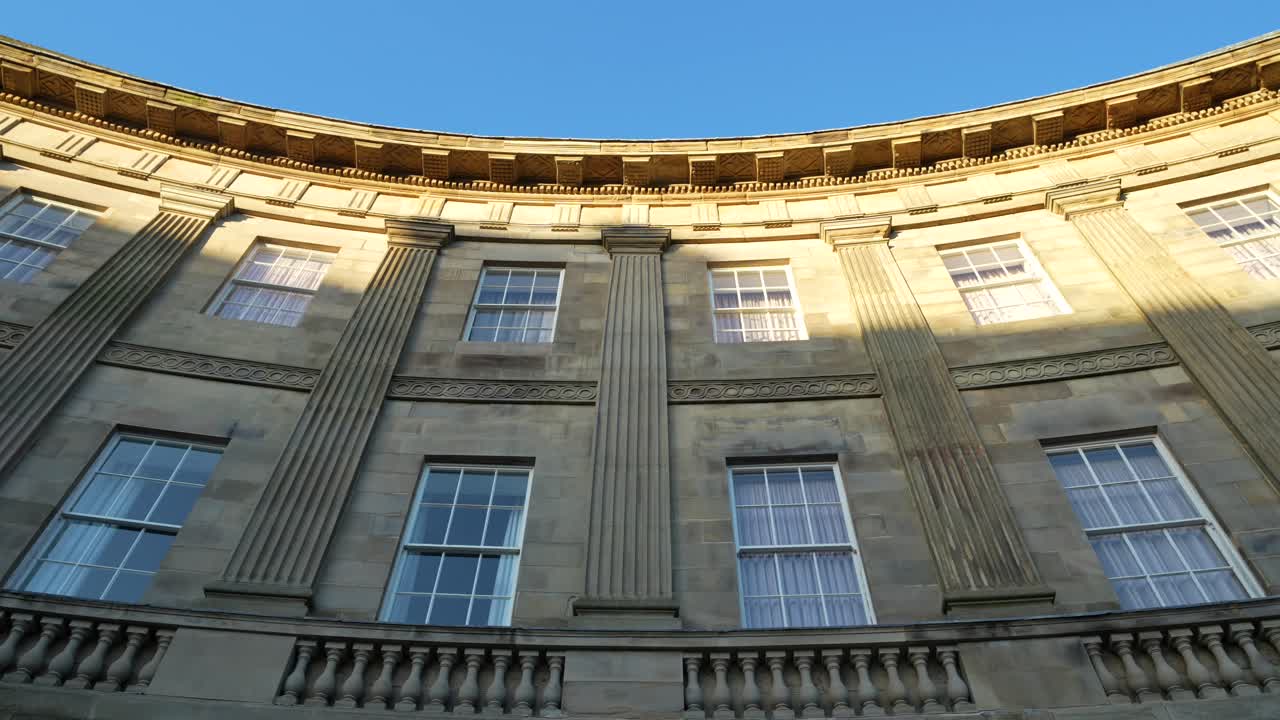 Storico edificio georgiano in arenaria nella città britannica di Buxton, nel Peak District.