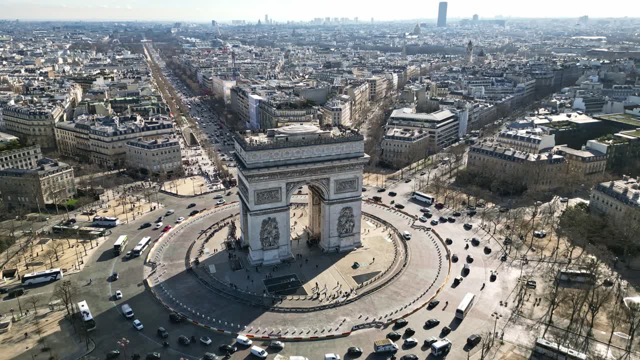 트리팔 아치 (arc de triomphe) 는 프랑스 파리 시티스케이프 (paris cityscape) 의 순환 교차로를 가로질러 운행되는 차량이다.