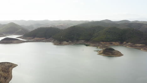 Vuelo-De-Drones-Sobre-El-Lago-De-Drenaje-Con-Nubes