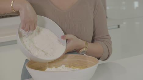 Vierta-La-Harina-De-Trigo-En-Un-Bol-Para-Hacer-Masa-De-Pan