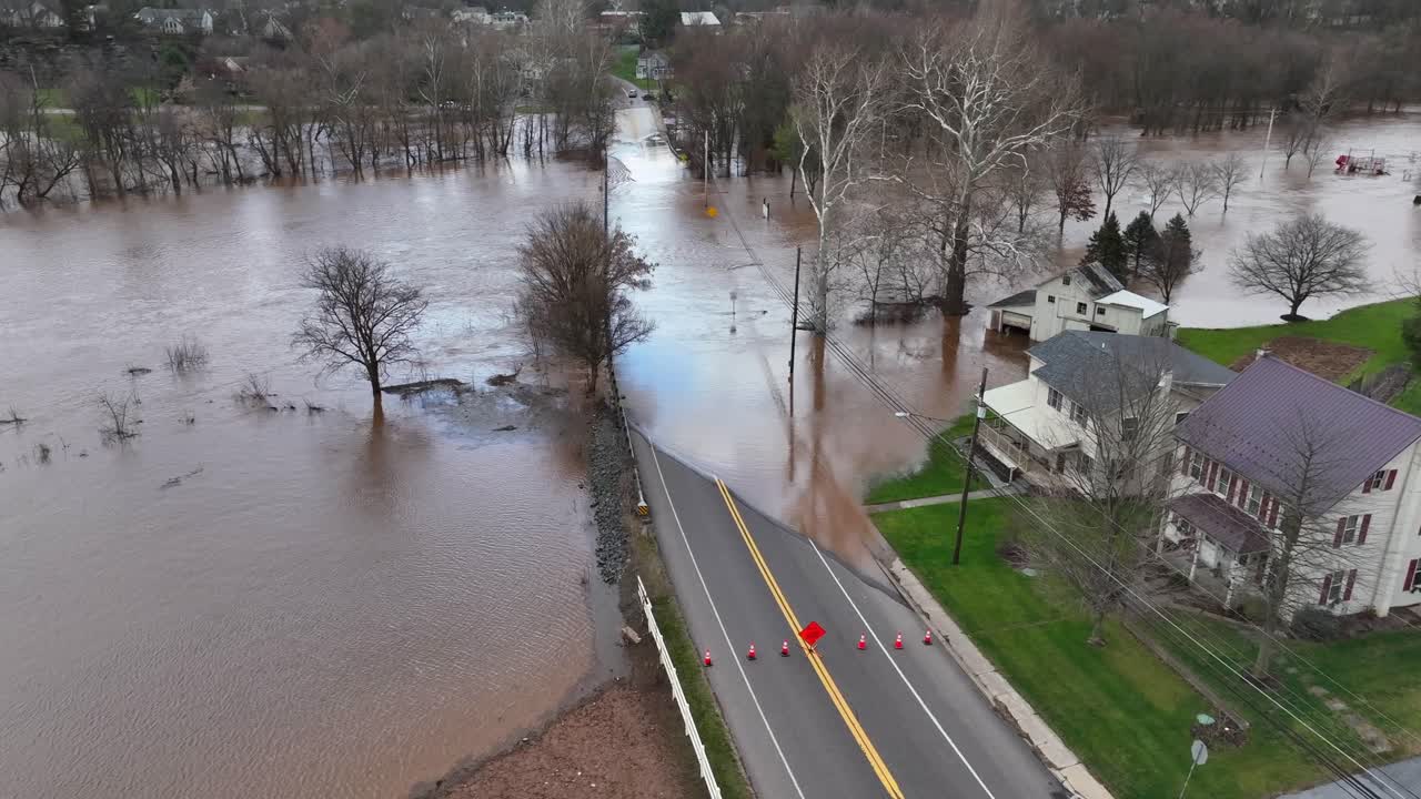 vista aérea de una calle inundada con árboles y casas sumergidos cerca de una carretera despejada