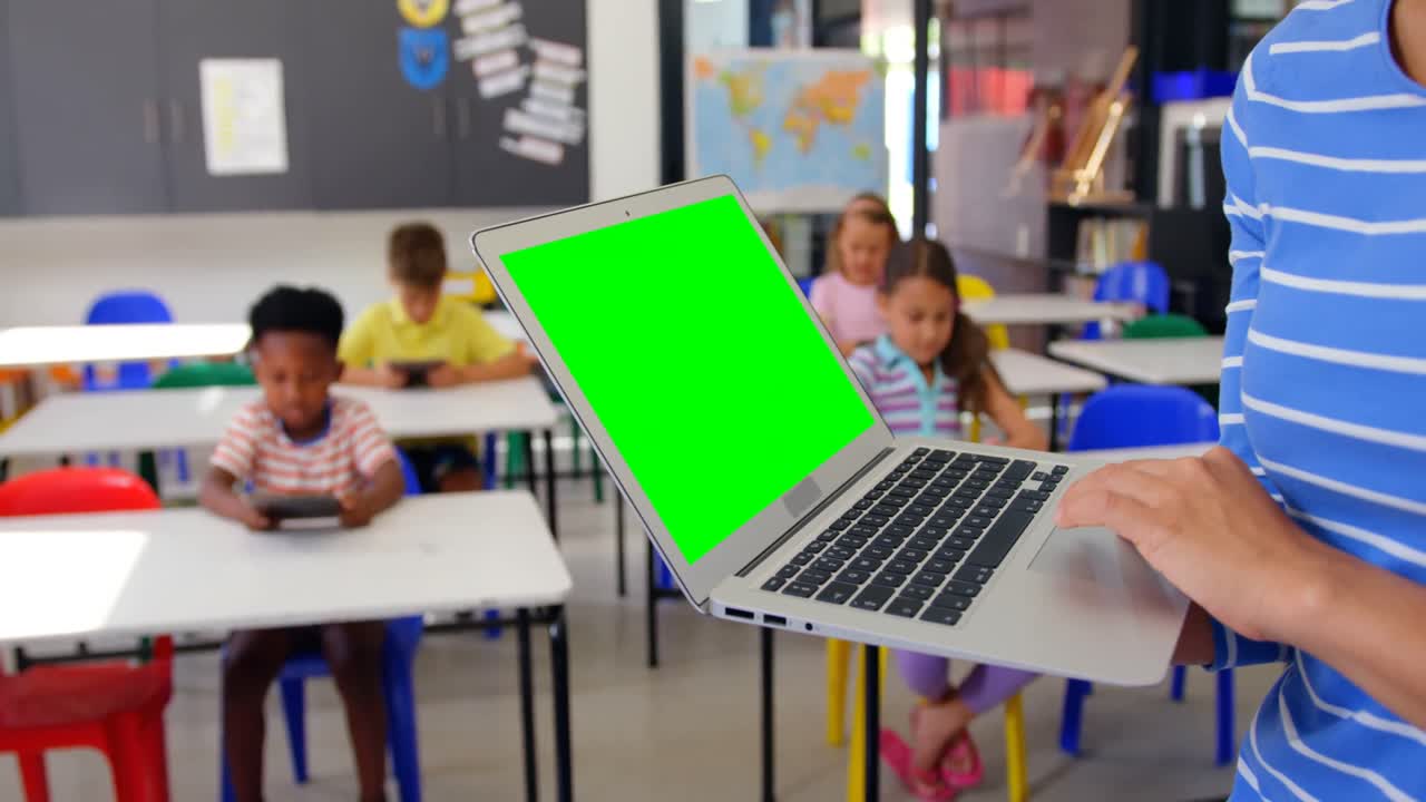 Mezzo busto di insegnante donna caucasica che utilizza un computer portatile in classe 4k