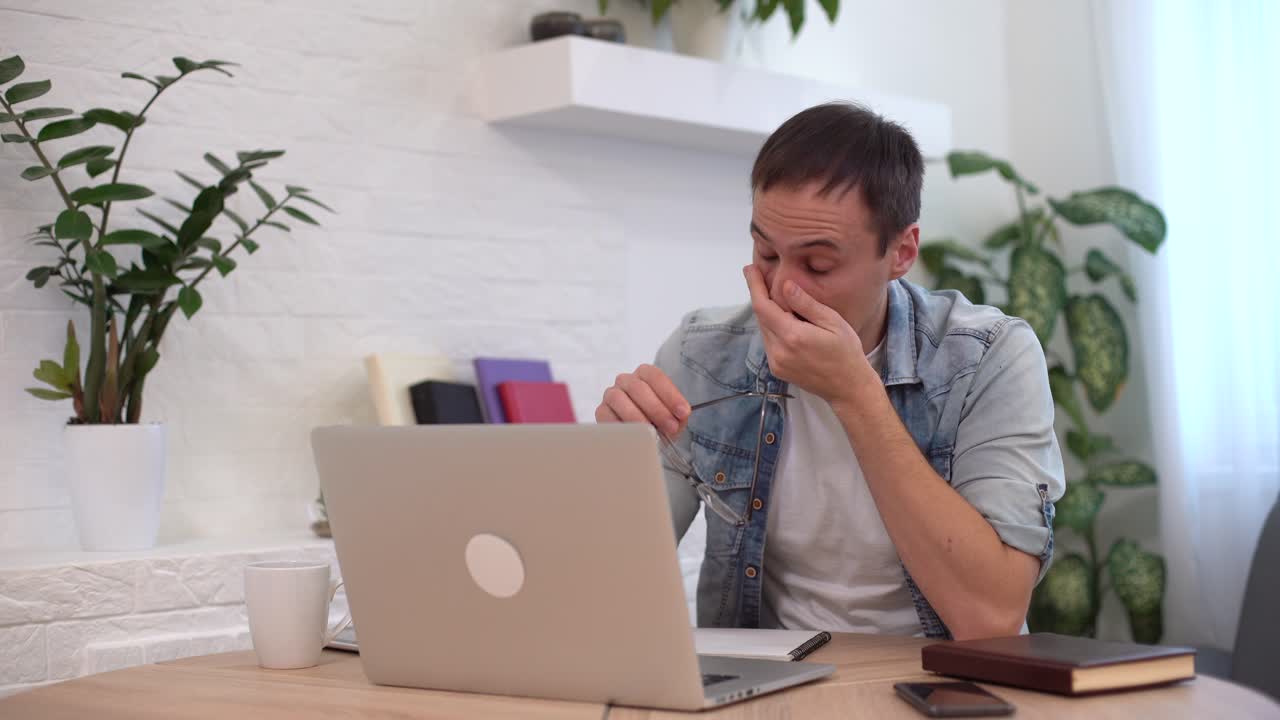 trabajador cansado sobrecargado de trabajo en la computadora. hombre de negocios frustrado trabajando solo. trabajo de oficina horas extras. trabajo adicto al trabajo en internet plazo. hombre de negocios cansado. abrumado agotado hombre estresado