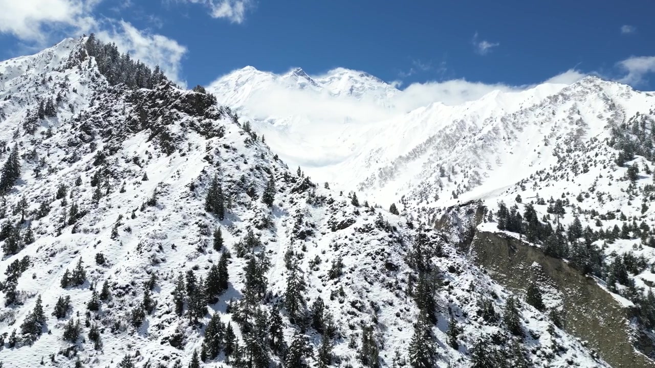 Sapuan udara yang menampilkan formasi es raksasa dan punggung bukit dramatis Gunung Rakaposhi di Pakistan