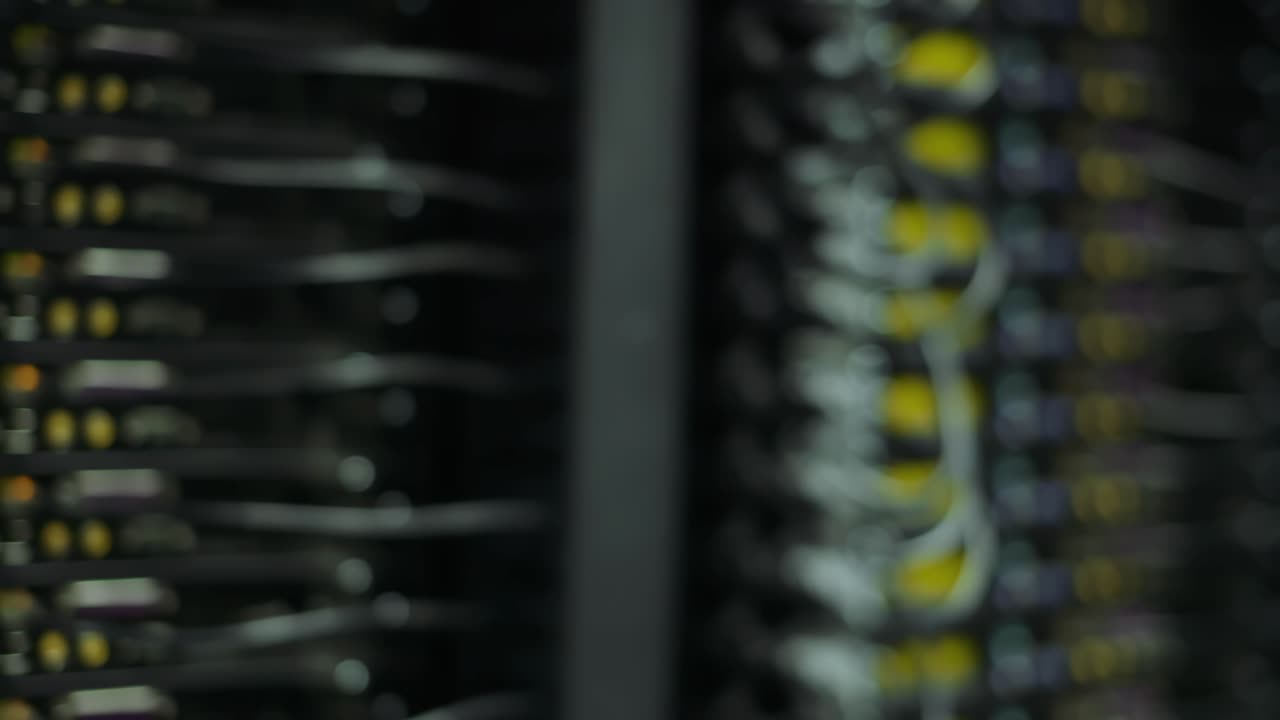 pan lento de cables de rack de servidor en el centro de datos y puertos de conmutador de panel enfoque de rack