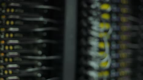 pan lento de cables de rack de servidor en el centro de datos y puertos de conmutador de panel enfoque de rack