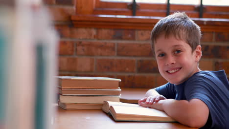 ragazzino che legge un libro in classe