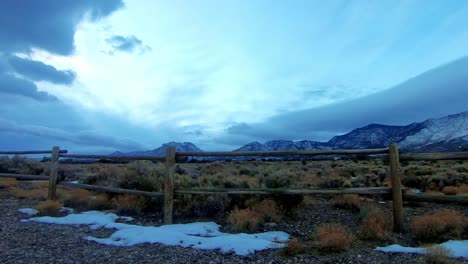 Winterzeitraffer-Unter-Blauen-Und-Grauen-Wolken-In-Südwestlicher-Landschaft