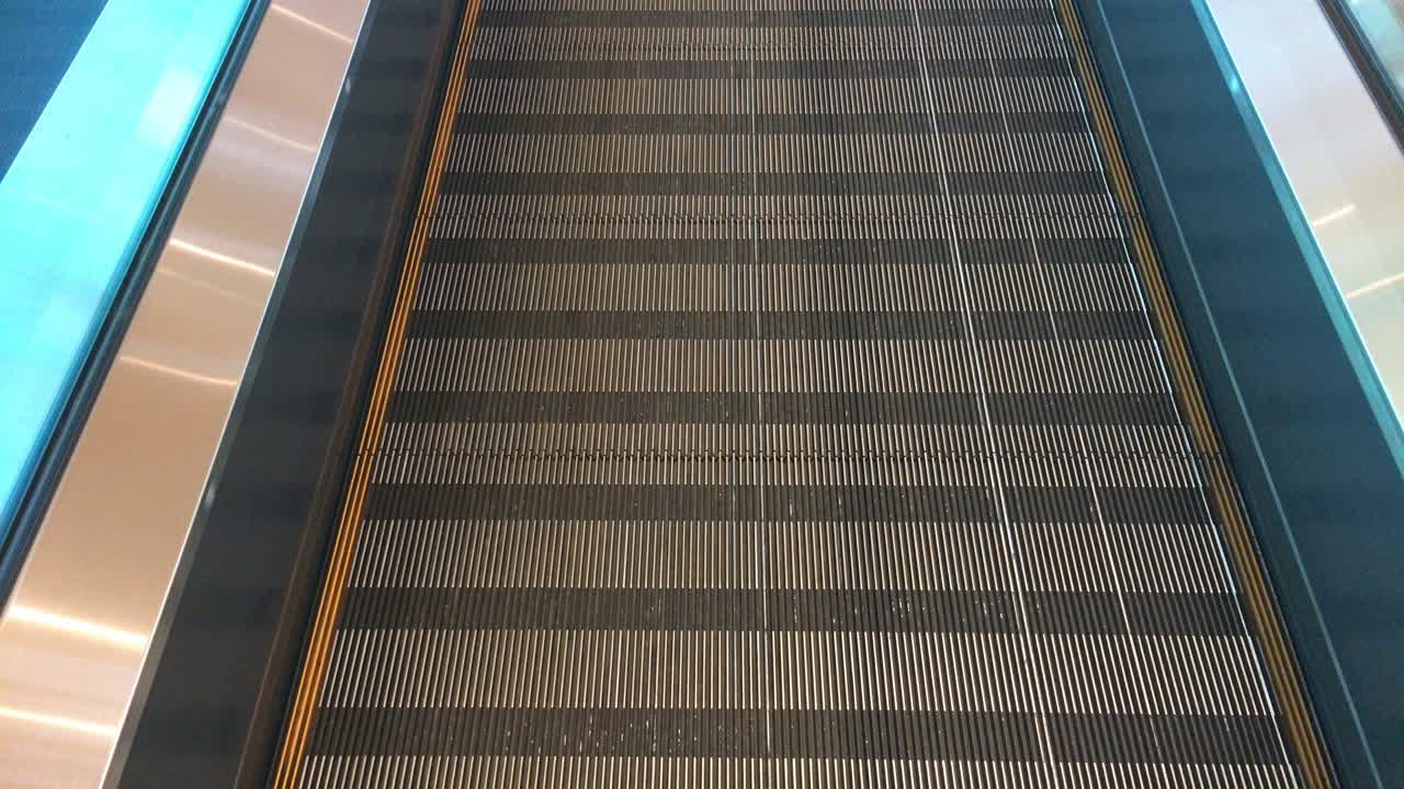 에스컬레이터는 아래에서 위로 끊임없이 움직입니다.