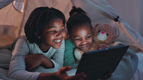 Schlafzimmer,-Nacht-Und-Schwarze-Mädchen-Mit-Einem-Tablet