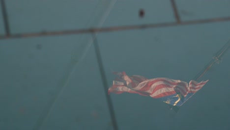 bandera de malasia ondeando en el reflejo del agua