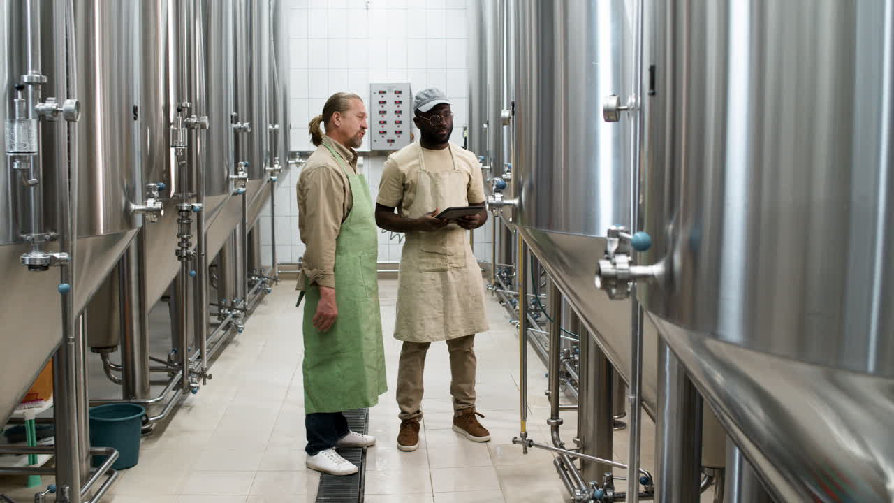 공장에서 두 사람이