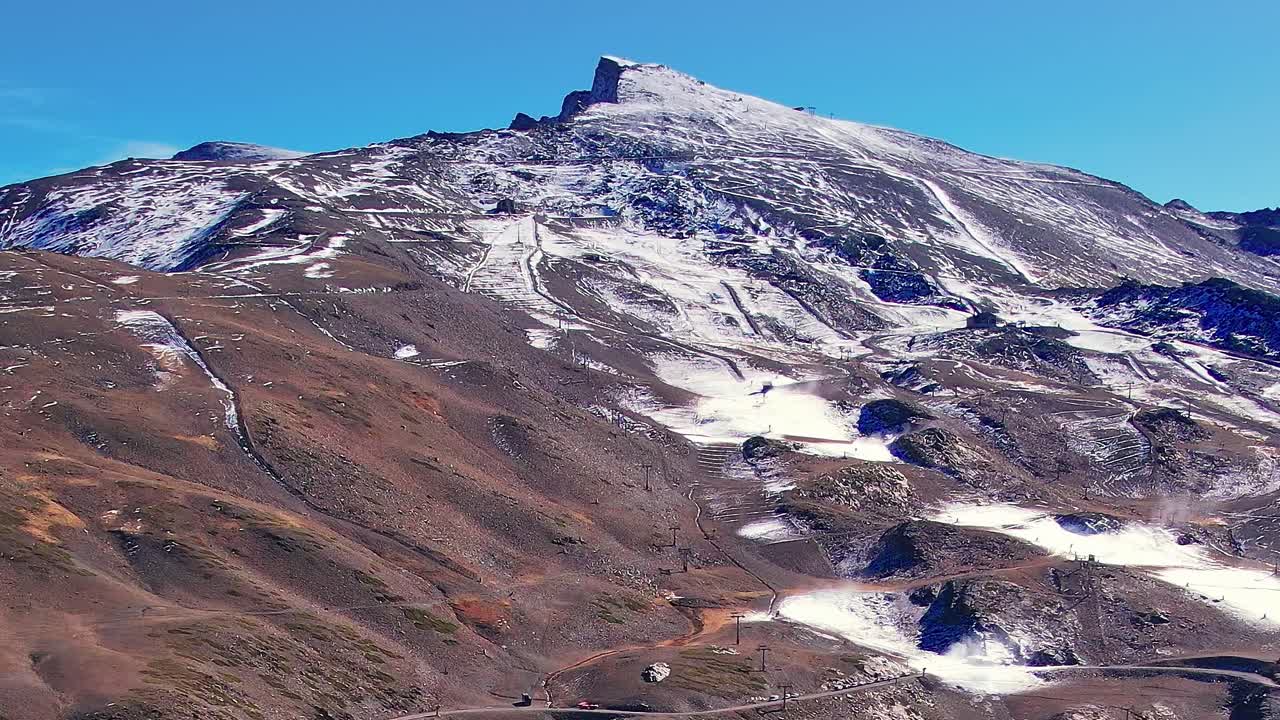 Vetta innevata in montagna a Granada, Spagna, durante una giornata con cielo sereno