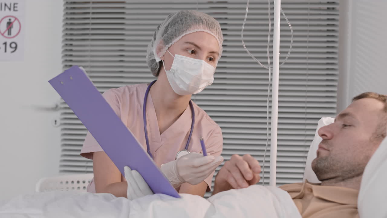 el médico le da papeles al paciente.