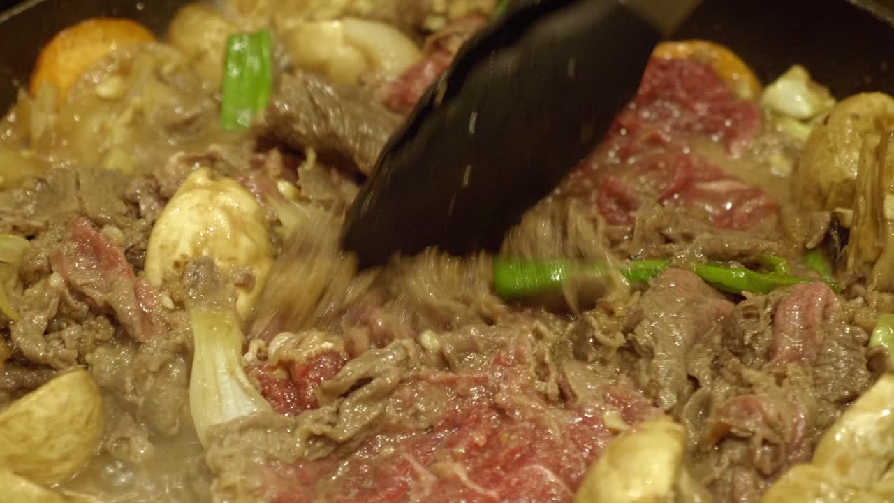 냄비에 간장으로 쇠고기 볶음 요리