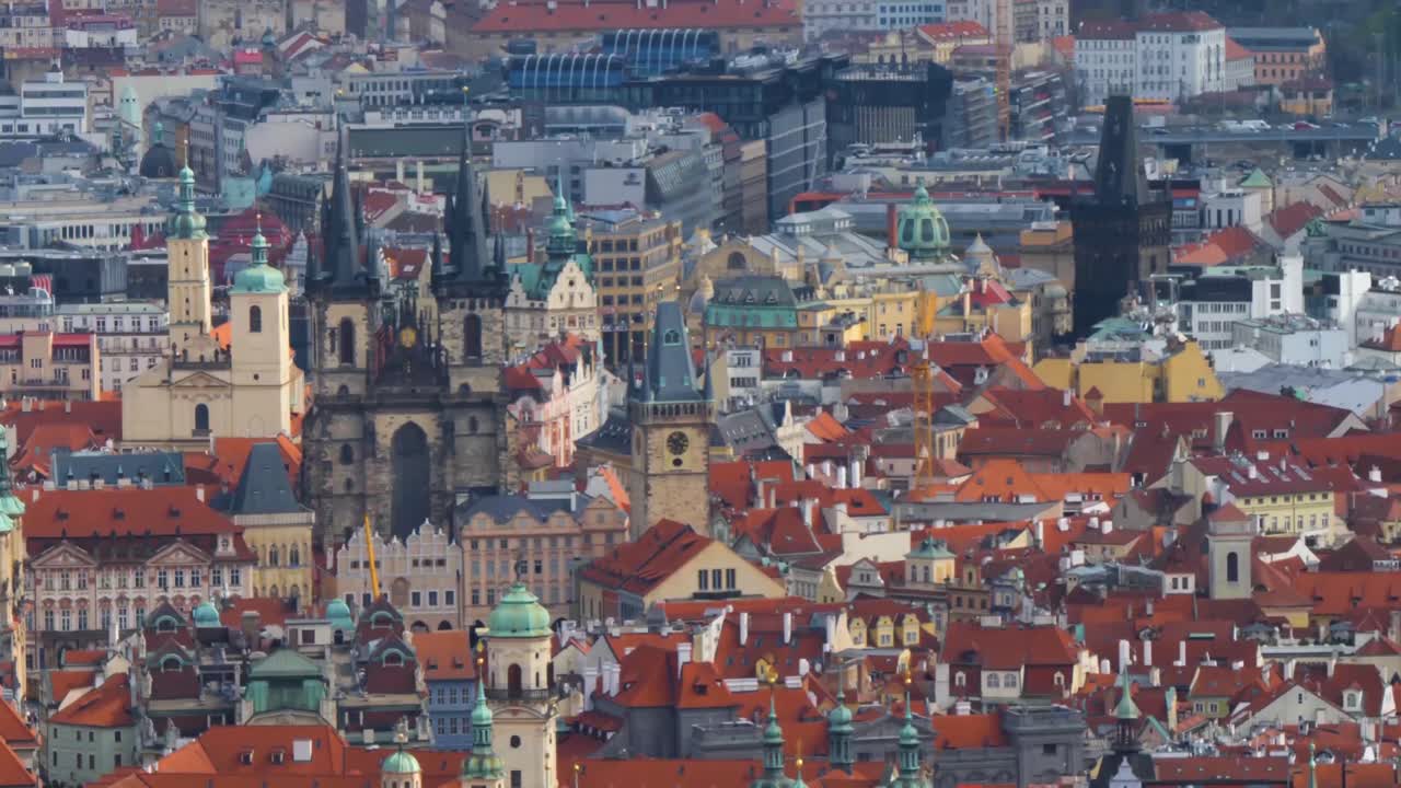 Famosa Chiesa di Santa Maria di Týn e Torre delle Polveri a Praga, Repubblica Ceca.