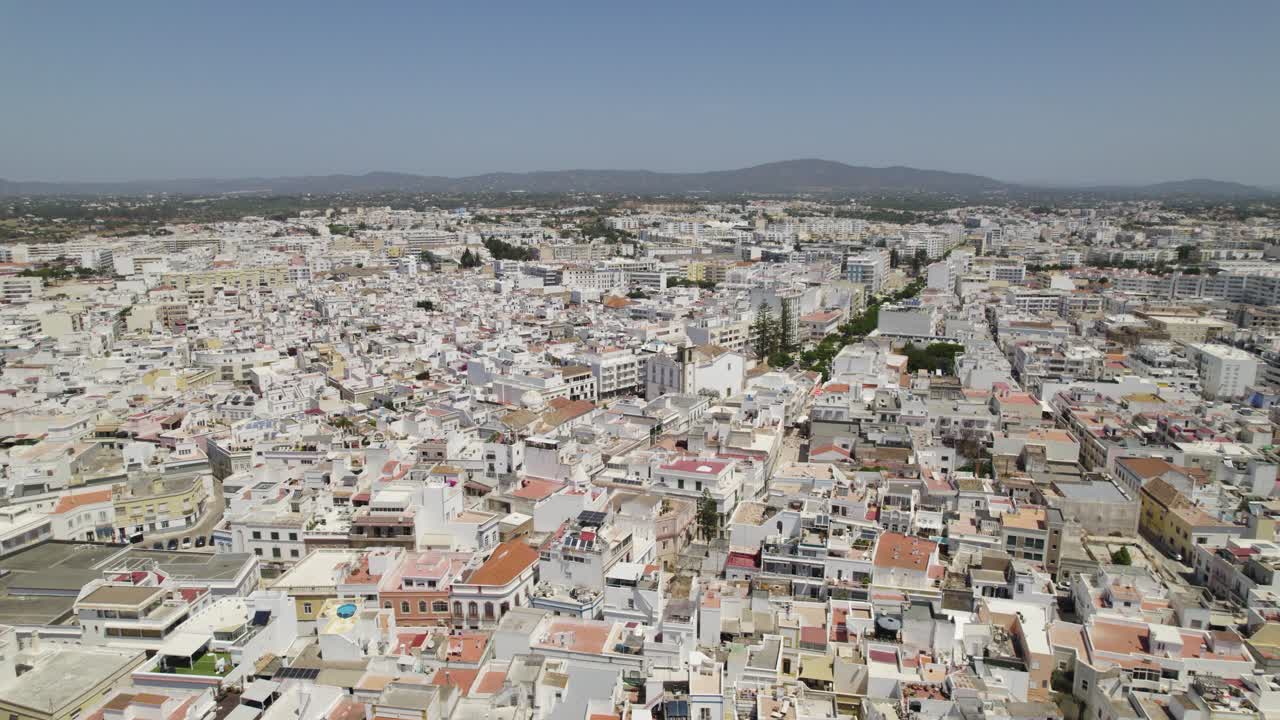 edificios densamente abarrotados de tonos naturales marrones en olhao portugal, ángulo aéreo alto