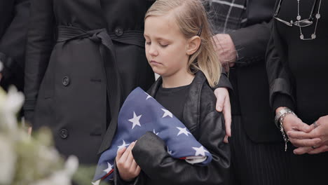 Beerdigung,-Friedhof-Und-Kind-Mit-Amerikanischer-Flagge