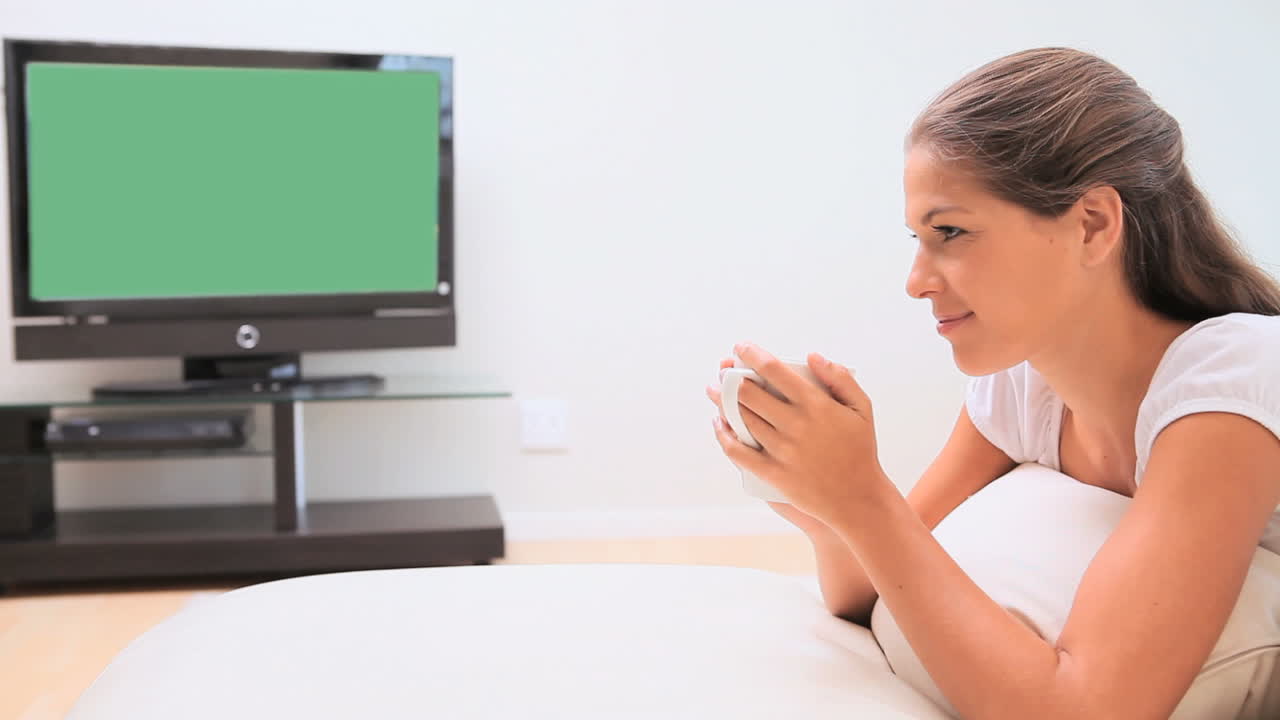 커피를 마시는 미소 짓는 여자