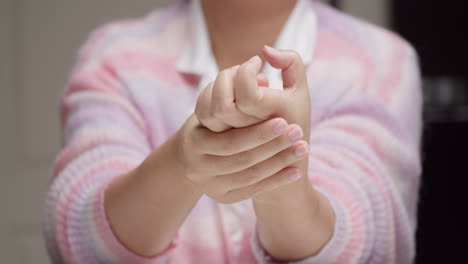 primer plano de una mujer auto-masaje y relajación artritis con estiramiento del dedo y el brazo después de su mano doloroso de síndrome de oficina